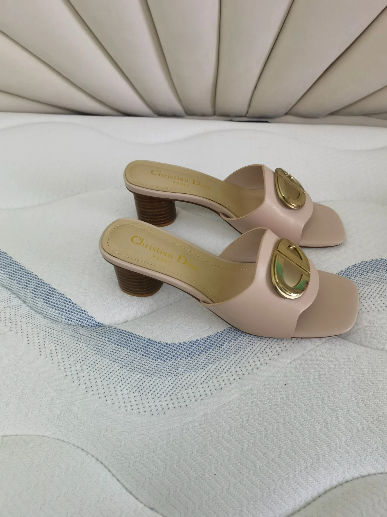 👟👟Ex-factory price 340👟👟 Genuine leather sole +40 Dior 2024 summer catwalk model shipped, heel height 6 cm, four colors available, black, white, apricot, blue, size 35-43